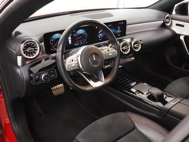 Mercedes-Benz CLA-KLASSE 200 Business Solution AMG | Panoramadak | Night pakket | Stoelverwarming | Sfeerverlichting |