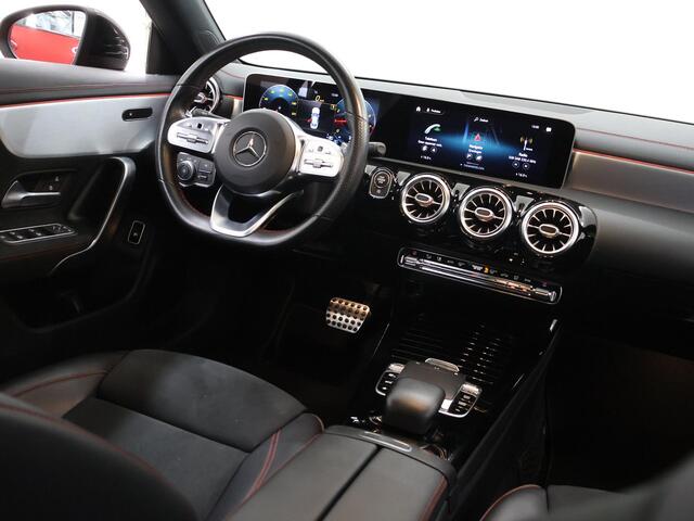 Mercedes-Benz CLA-KLASSE 200 Business Solution AMG | Panoramadak | Night pakket | Stoelverwarming | Sfeerverlichting |
