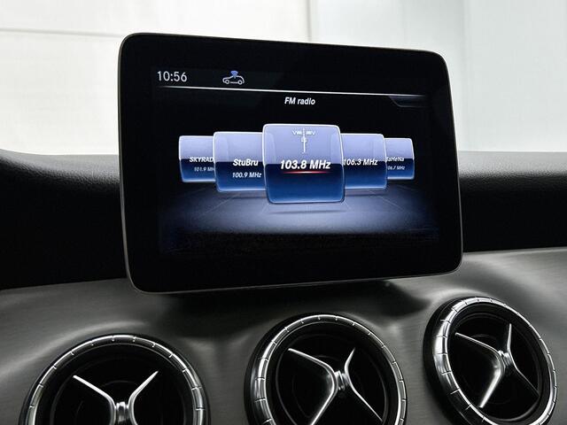 Mercedes-Benz CLA-KLASSE 180 180 AUTOMAAT | PANORAMADAK | AMG EXTERIEUR & INTERIEUR | NAVIGATIE | SPORTSTOELEN | LED | AMG VELGEN | CRUISE | AIRCO | STOELVERWARMING | 12 MAANDEN BOVAG GARANTIE |