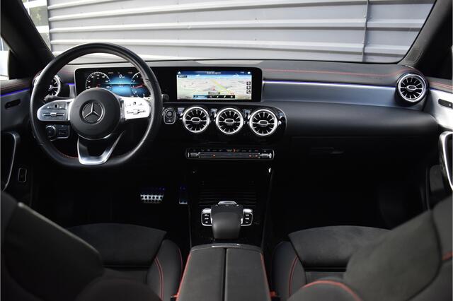 Mercedes-Benz CLA-KLASSE 200 AMG Line | Panorama | Sfeerverlichting | Widescreen Cockpit |
