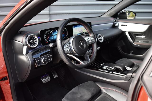 Mercedes-Benz CLA-KLASSE 200 AMG Line | Panorama | Sfeerverlichting | Widescreen Cockpit |