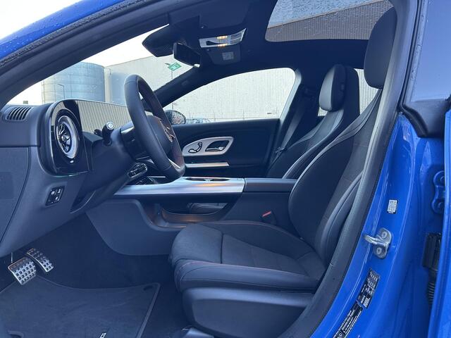 Mercedes-Benz CLA-KLASSE 250+ Launch Edition | AMG Line | Night Pakket | Panoramadak | DISTRONIC Afstandsassistent | Dodehoekassistent | MULTIBEAM LED Koplampen | Elektrisch Verstelbare Stoelen + Memory | Stoelverwarming | Sfeerverlichting | THERMOTRONIC Klimaatregeling | Apple CarPlay | Android Auto | Achteruitrijcamera | Parkeersensoren