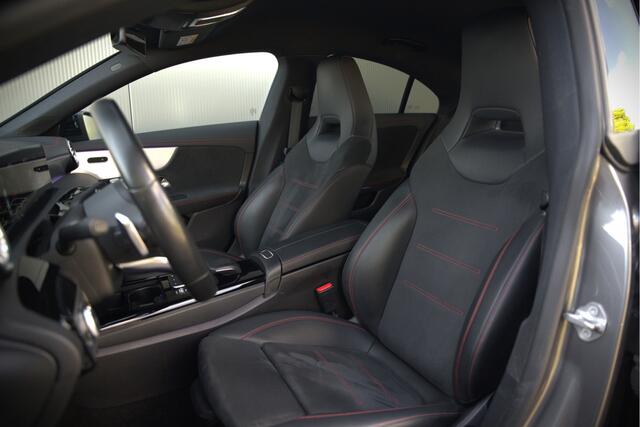 Mercedes-Benz CLA-KLASSE 250 e Business Solution AMG Limited | Panoramadak | Stoelverwarming | Camera | Dodehoekdetectie | Multibeam LED | Ambiance Verlichting | Keyless | Navigatie | Parkeersensoren | Cruise Control