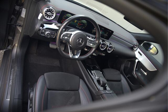 Mercedes-Benz CLA-KLASSE 250 e Business Solution AMG Limited | Panoramadak | Stoelverwarming | Camera | Dodehoekdetectie | Multibeam LED | Ambiance Verlichting | Keyless | Navigatie | Parkeersensoren | Cruise Control