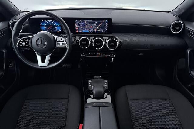 Mercedes-Benz CLA-KLASSE 180 Business Line (STOELVERWARMING, NAVIGATIE, CAMERA, PARKEERSENSOREN)
