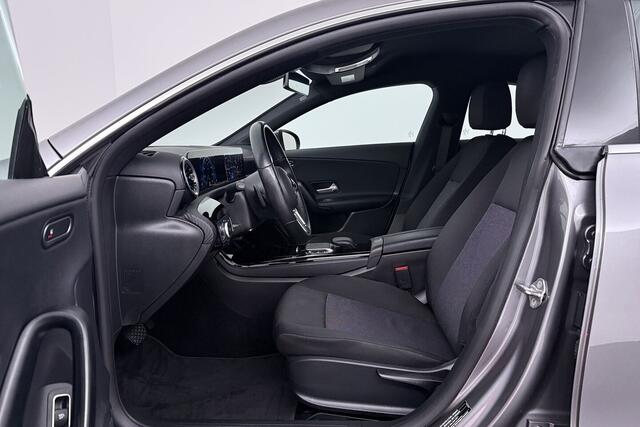 Mercedes-Benz CLA-KLASSE 180 Business Line (STOELVERWARMING, NAVIGATIE, CAMERA, PARKEERSENSOREN)