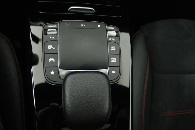 Mercedes-Benz CLA-KLASSE 180 AMG Line (PANORAMADAK, STOELVERWARMING, SFEERVERLICHTING, CAMERA, CRUISE ADAPTIEF)