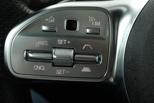 Mercedes-Benz CLA-KLASSE 180 AMG Line (PANORAMADAK, STOELVERWARMING, SFEERVERLICHTING, CAMERA, CRUISE ADAPTIEF)