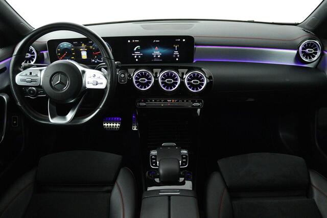 Mercedes-Benz CLA-KLASSE 180 Business Solution AMG (PANORAMADAK, AFNEEMBARE TREKHAAK, SFEERVERLICHTING, STOELVERWAR