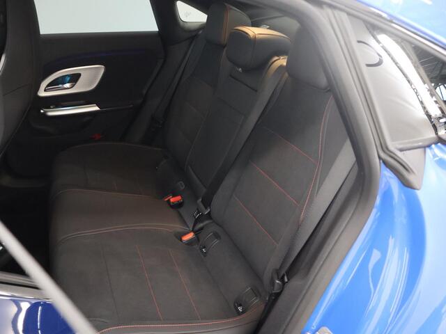 Mercedes-Benz CLA-KLASSE 180 Business Solution AMG | MULTIBEAM LED | Panoramadak | Nightpakket | Achteuitrijcamera |