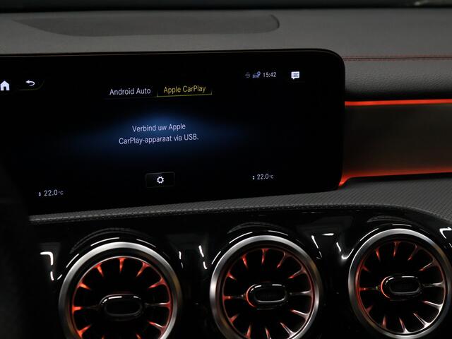 Mercedes-Benz CLA-KLASSE 250 e AMG Line [APPLE CARPLAY, ANDROID, TREKHAAK, STOELVERWARMING, CRUISE CONTROL, PDC V+A, ACHTERUITRIJ CAMERA, AMG STYLING, NAVIGATIE, CLIMATE CONTROL, NIEUWSTAAT]