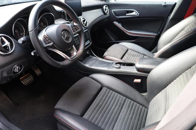 Mercedes-Benz CLA-KLASSE 200 ZWARTE-STERRENHEMEL STOELVERW. STUURFLIPPERS SFEERVERL. LEER/ALCANTARA CRUISE NAVI 2XPDC 18''AMG-VELGEN