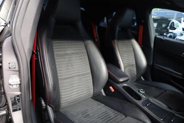 Mercedes-Benz CLA-KLASSE 200 ZWARTE-STERRENHEMEL STOELVERW. STUURFLIPPERS SFEERVERL. LEER/ALCANTARA CRUISE NAVI 2XPDC 18''AMG-VELGEN