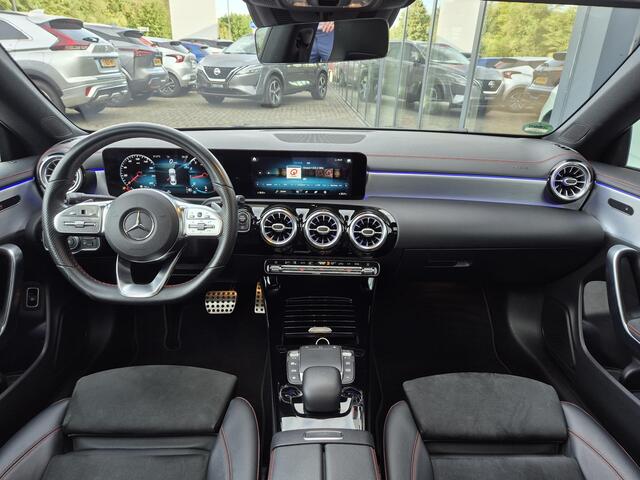 Mercedes-Benz CLA-KLASSE 180 Business Solution AMG | Panoramadak | Navigatie | AMG Pakket |