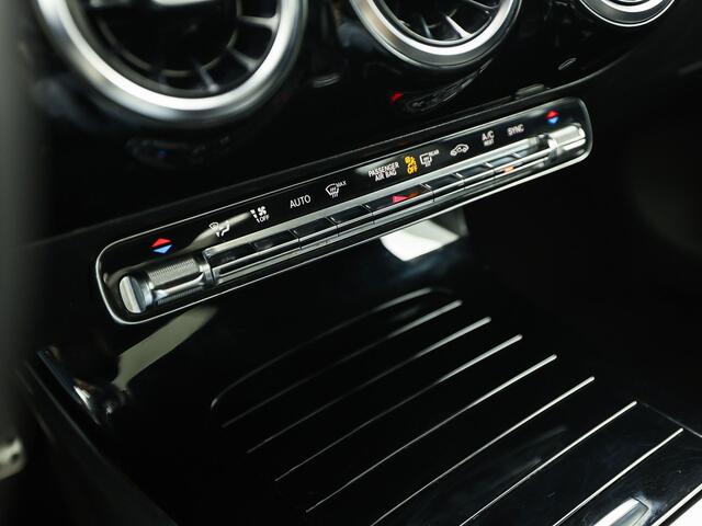 Mercedes-Benz CLA-KLASSE 200 AMG Sport 163Pk Automaat (PANORAMADAK, GROOT NAVI, LEDER, CAMERA, SPORTSTOELEN, GETINT GLAS, STOELVERWARMING, NIEUWSTAAT)