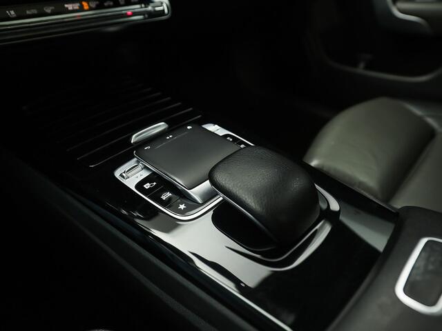 Mercedes-Benz CLA-KLASSE 200 AMG Sport 163Pk Automaat (PANORAMADAK, GROOT NAVI, LEDER, CAMERA, SPORTSTOELEN, GETINT GLAS, STOELVERWARMING, NIEUWSTAAT)