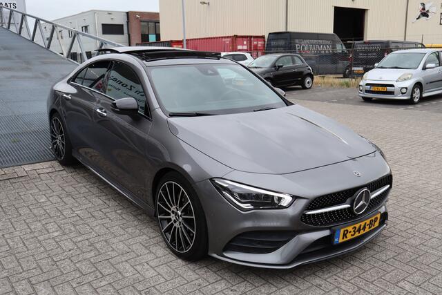 Mercedes-Benz CLA-KLASSE 200 Premium Plus Panoramadak/Night paket//AMG Pakket/Stoelverwarming/Memory seats/Sfeerverlichting/Apple carplay/Achteruitrijcamera/Cruise control/DAB/Navigatie/19 inch LM