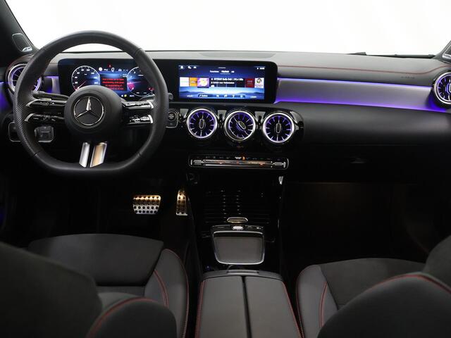 Mercedes-Benz CLA-KLASSE 180 Business Solution AMG | Panoramadak | Burmester | Rijassistentiepakket | Trekhaak | 360 camera | Sfeerverlichting | Stoel/stuurverwarming |