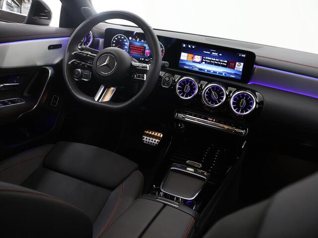 Mercedes-Benz CLA-KLASSE 180 Business Solution AMG | Panoramadak | Burmester | Rijassistentiepakket | Trekhaak | 360 camera | Sfeerverlichting | Stoel/stuurverwarming |