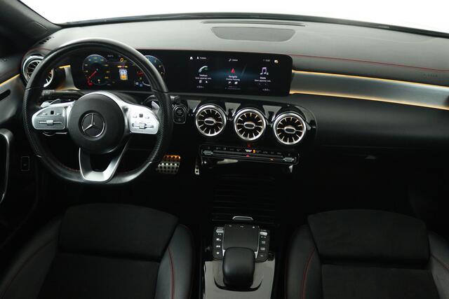 Mercedes-Benz CLA-KLASSE 180 Business Solution AMG (PANORAMADAK, STOELVERWARMING, SFEERVERLICHTING)