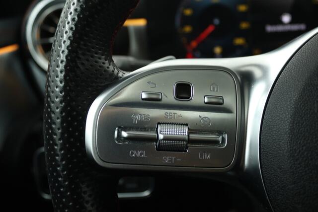 Mercedes-Benz CLA-KLASSE 180 Business Solution AMG (PANORAMADAK, STOELVERWARMING, SFEERVERLICHTING)