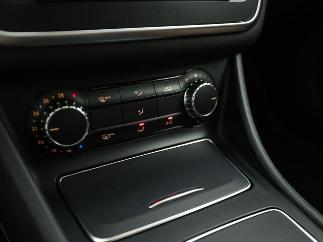 Mercedes-Benz CLA-KLASSE 180 AMG Sport Automaat (PANORAMADAK, GROOT NAVI, BRUIN LEDER, CAMERA, STOELVERWARMING, SPORTSTOELEN, GETINT GLAS, DIAMOND GRILL, NIEUWE APK, NIEUWSTAAT)