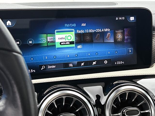 Mercedes-Benz CLA-KLASSE 200 Business Solution Luxury Premium Plus pakket | Panorama Schuif-Kanteldak | Sfeerverlichting | Memory stoelen | Ledkoplampen. Inclusief 24 maanden MB Certified garantie voor Europa.