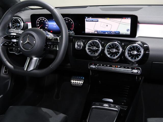 Mercedes-Benz CLA-KLASSE 180 Business Solution AMG | Panoramaschuifdak | AMG Line Plus | Head-up display | Nightpakket | 360° camera | Dodehoekassistent |