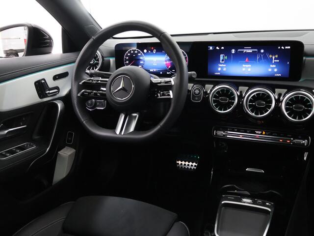 Mercedes-Benz CLA-KLASSE Coupé 180 Business Solution AMG | Panoramaschuifdak | AMG Line Plus | Night pakket | Head-up display | 360° camera | 19"AMG velgen Multispaaks