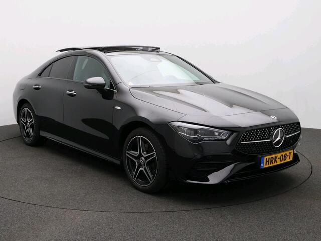Mercedes-Benz CLA-KLASSE 250 e Business Solution AMG Trekhaak | AMG Line | Night Pakket | Panorama Schuif-Kanteldak | Parkeerpakket met achteruitrijcamera | Sfeerverlichting. Inclusief 24 maanden MB Certified garantie voor Europa.