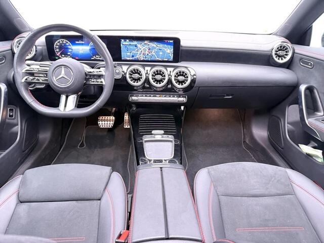 Mercedes-Benz CLA-KLASSE 250 e Business Solution AMG Trekhaak | AMG Line | Night Pakket | Panorama Schuif-Kanteldak | Parkeerpakket met achteruitrijcamera | Sfeerverlichting. Inclusief 24 maanden MB Certified garantie voor Europa.