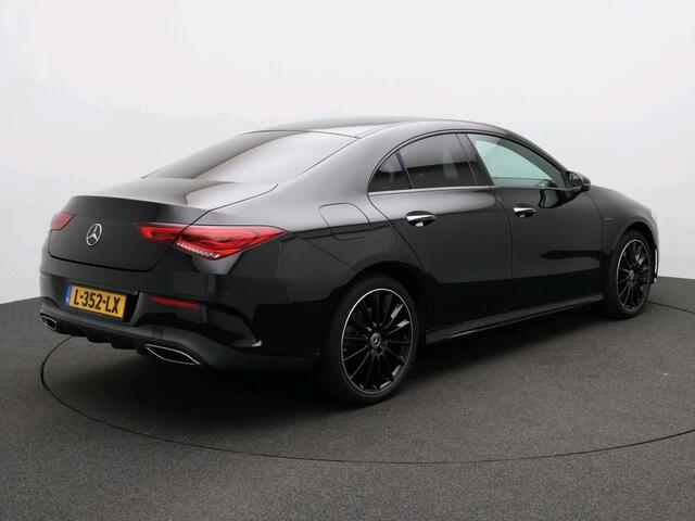 Mercedes-Benz CLA-KLASSE 250 e AMG Nightpakket Plug-In Hybride | Sfeerverlichting | Keyless Go | Stoeverwarming | DAB | Parkeerpakket met Camera | Inclusief 24 maanden Mercedes-Benz Certified garantie voor Europa.