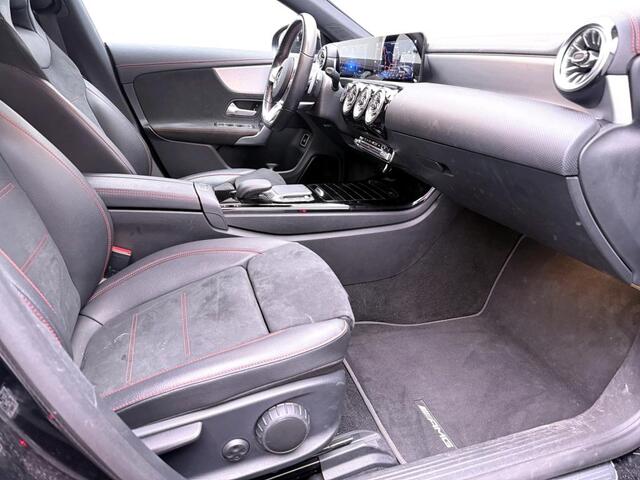 Mercedes-Benz CLA-KLASSE 250 e AMG Nightpakket Plug-In Hybride | Sfeerverlichting | Keyless Go | Stoeverwarming | DAB | Parkeerpakket met Camera | Inclusief 24 maanden Mercedes-Benz Certified garantie voor Europa.