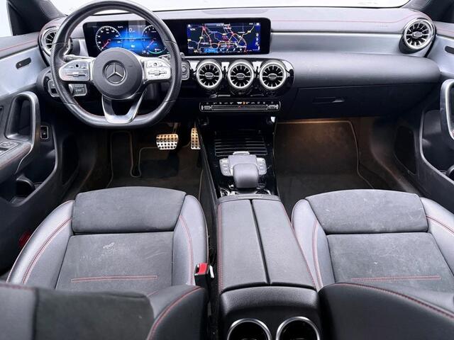 Mercedes-Benz CLA-KLASSE 250 e AMG Nightpakket Plug-In Hybride | Sfeerverlichting | Keyless Go | Stoeverwarming | DAB | Parkeerpakket met Camera | Inclusief 24 maanden Mercedes-Benz Certified garantie voor Europa.