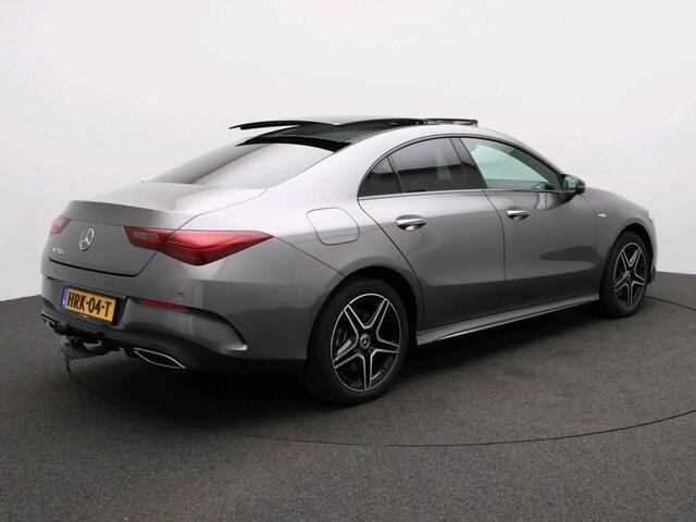 Mercedes-Benz CLA-KLASSE 250 e Business Solution AMG Trekhaak | AMG Line | Night Pakket | Panorama Schuif-Kanteldak | Parkeerpakket met achteruitrijcamera | Sfeerverlichting. Inclusief 24 maanden MB Certified garantie voor Europa.