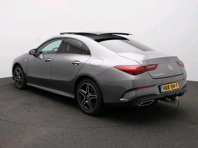 Mercedes-Benz CLA-KLASSE 250 e Business Solution AMG Trekhaak | AMG Line | Night Pakket | Panorama Schuif-Kanteldak | Parkeerpakket met achteruitrijcamera | Sfeerverlichting. Inclusief 24 maanden MB Certified garantie voor Europa.