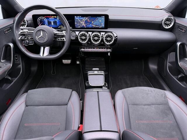 Mercedes-Benz CLA-KLASSE 250 e Business Solution AMG Trekhaak | AMG Line | Night Pakket | Panorama Schuif-Kanteldak | Parkeerpakket met achteruitrijcamera | Sfeerverlichting. Inclusief 24 maanden MB Certified garantie voor Europa.