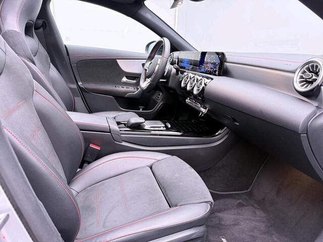 Mercedes-Benz CLA-KLASSE 200 Business Solution AMG AMG Line | Night Pakket | Panorama Schuif-Kanteldak | Sfeerverlichting | Inclusief 24 maanden MB Certified garantie voor Europa.