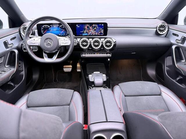 Mercedes-Benz CLA-KLASSE 200 Business Solution AMG AMG Line | Night Pakket | Panorama Schuif-Kanteldak | Sfeerverlichting | Inclusief 24 maanden MB Certified garantie voor Europa.