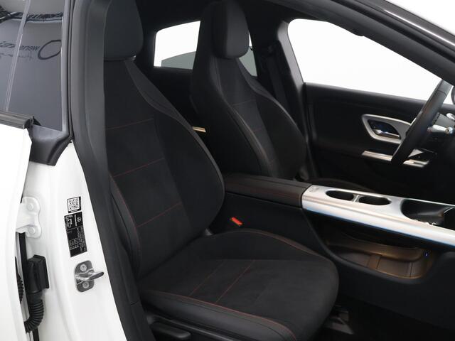 Mercedes-Benz CLA-KLASSE 180 Business Solution AMG | Night | Distronic | Panoramadak | Keyless | Sfeerverlichting |