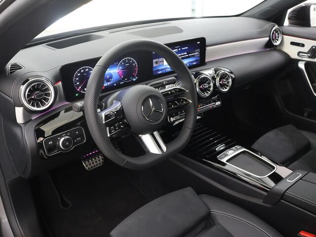 Mercedes-Benz CLA-KLASSE 180 Business Solution AMG | Panoramaschuifdak | AMG Line Plus | Head-up display | Nightpakket | 360° camera | Dodehoekassistent |