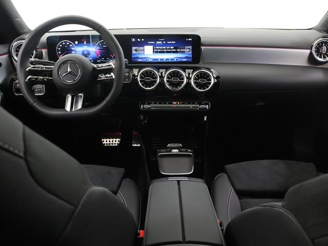 Mercedes-Benz CLA-KLASSE 180 Business Solution AMG | Panoramaschuifdak | AMG Line Plus | Head-up display | Nightpakket | 360° camera | Dodehoekassistent |