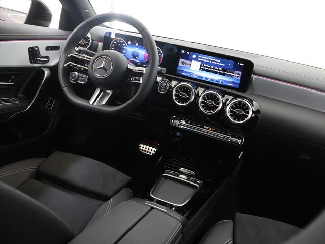 Mercedes-Benz CLA-KLASSE 180 Business Solution AMG | Panoramaschuifdak | AMG Line Plus | Head-up display | Nightpakket | 360° camera | Dodehoekassistent |
