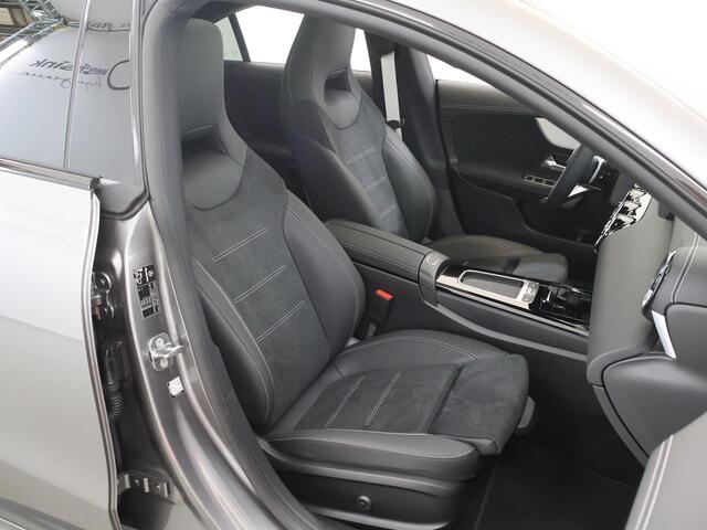 Mercedes-Benz CLA-KLASSE 180 Business Solution AMG | Panoramaschuifdak | AMG Line Plus | Head-up display | Nightpakket | 360° camera | Dodehoekassistent |