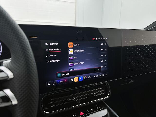 Mercedes-Benz CLA-KLASSE 200 AMG Nightpakket 58 kWh | Panoramadak | Alarm | Sfeerverlichting | Keyless Go | CarPlay | Stoelverwarming | Parkeerpakket met Camera | Sfeerverlichting | Stoelverwarming | Sportstoelen | Adaptieve cruisecontrol |