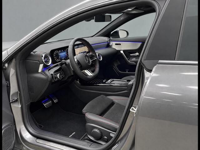 Mercedes-Benz CLA-KLASSE 180 Star Edition AMG | Night Pakket | Panoramadak | DISTRONIC Afstandsassistent | Dodehoekassistent | MULTIBEAM LED Koplampen | Sfeerverlichting | Stoelverwarming | Apple CarPlay | Android Auto | Sierdelen Aluminium | Elektrisch Inklapbare Buitenspiegels | Achteruitrijcamera | Parkeersensoren