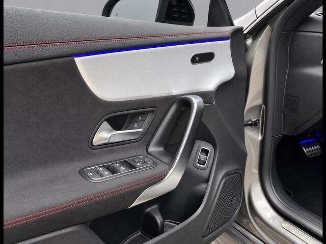 Mercedes-Benz CLA-KLASSE 180 Star Edition AMG | Night Pakket | Panoramadak | DISTRONIC Afstandsassistent | Dodehoekassistent | MULTIBEAM LED Koplampen | Sfeerverlichting | Stoelverwarming | Apple CarPlay | Android Auto | Sierdelen Aluminium | Elektrisch Inklapbare Buitenspiegels | Achteruitrijcamera | Parkeersensoren