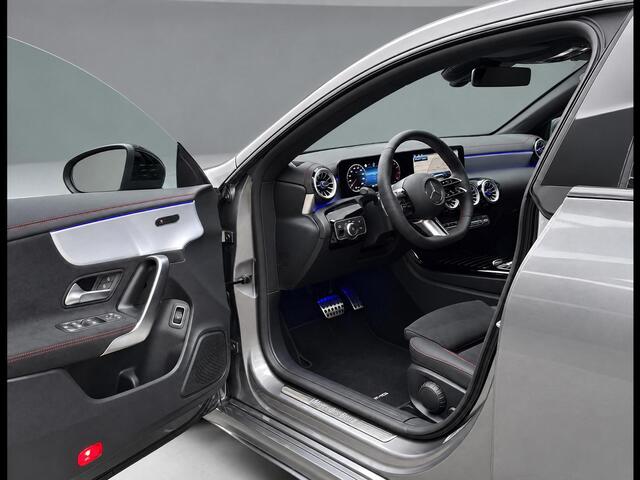 Mercedes-Benz CLA-KLASSE 180 Star Edition AMG | Night Pakket | Panoramadak | DISTRONIC Afstandsassistent | Dodehoekassistent | MULTIBEAM LED Koplampen | Sfeerverlichting | Stoelverwarming | Apple CarPlay | Android Auto | Sierdelen Aluminium | Elektrisch Inklapbare Buitenspiegels | Achteruitrijcamera | Parkeersensoren