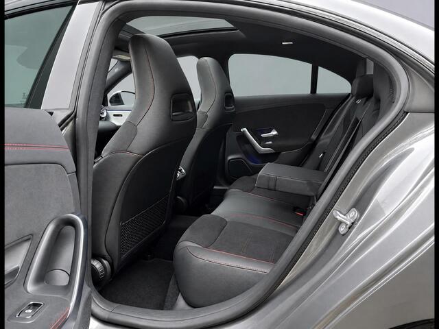 Mercedes-Benz CLA-KLASSE 180 Star Edition AMG | Night Pakket | Panoramadak | DISTRONIC Afstandsassistent | Dodehoekassistent | MULTIBEAM LED Koplampen | Sfeerverlichting | Stoelverwarming | Apple CarPlay | Android Auto | Sierdelen Aluminium | Elektrisch Inklapbare Buitenspiegels | Achteruitrijcamera | Parkeersensoren