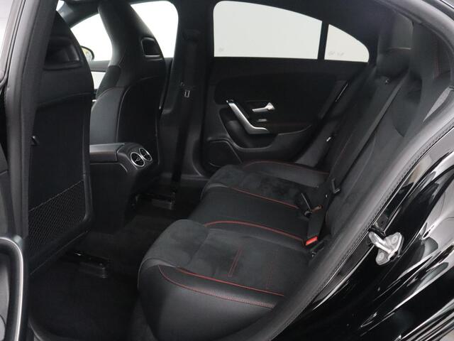 Mercedes-Benz CLA-KLASSE 250 e Business Solution AMG Limited | SOH 91.0% | Trekhaak | Leder/alcantara | Stoelverwarming | Sfeerverlichting | Camera | Park assist | Full LED |